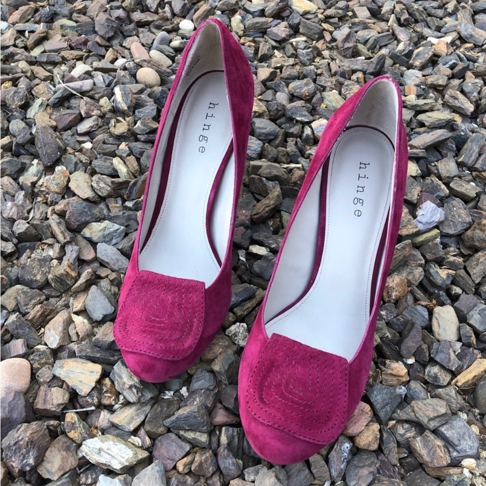 Hinge shoes in Raspberry size 8.5